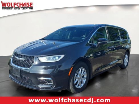 Certified 2024 Chrysler Pacifica Touring-L FWD image 1