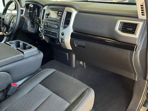 Used 2018 Nissan Titan SV image 15