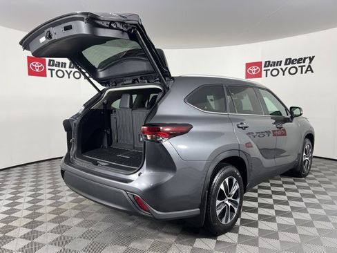 Used 2025 Toyota Highlander XLE image 18