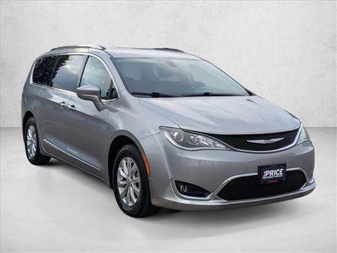 Used 2018 Chrysler Pacifica Touring-L image 3