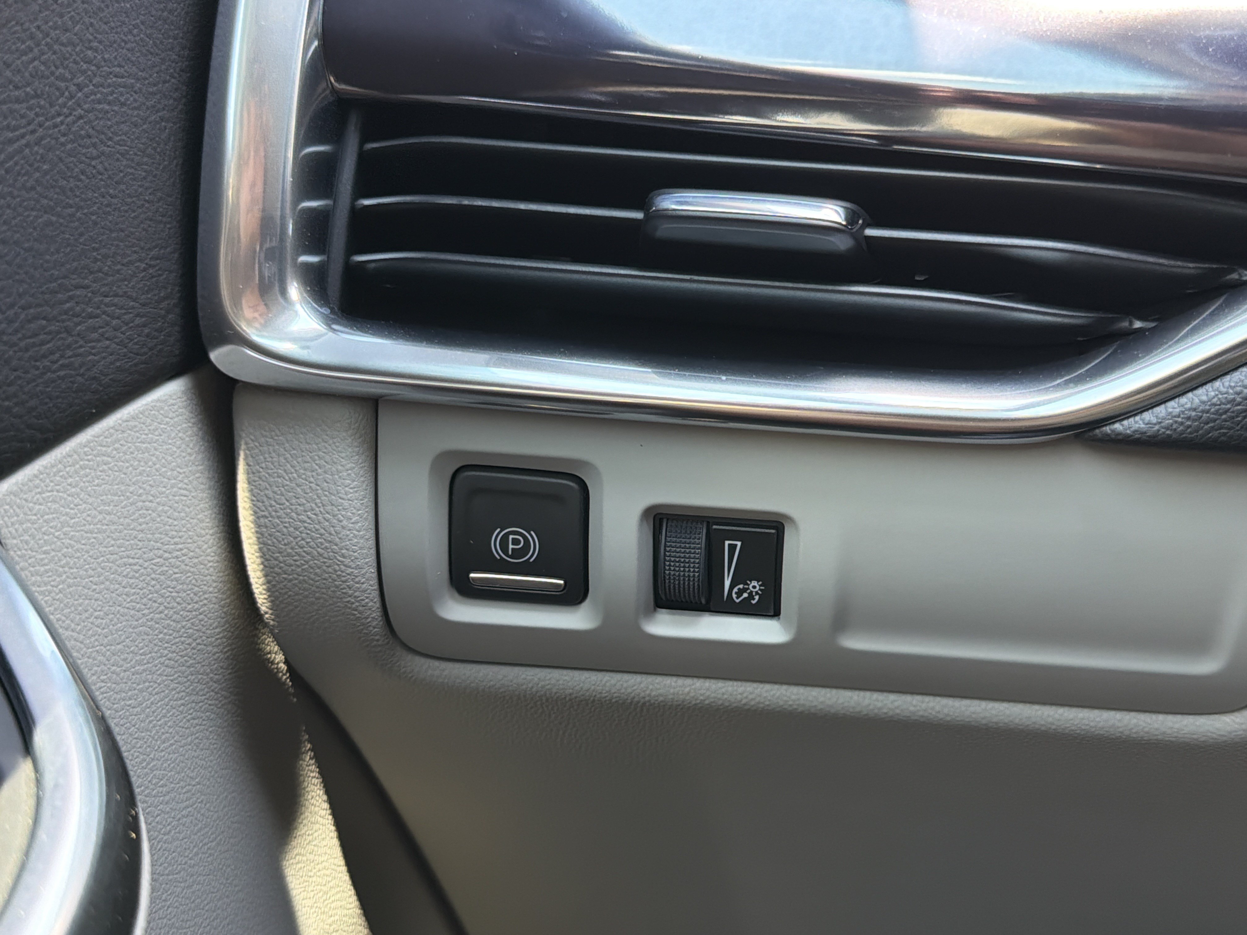 Certified 2023 Cadillac XT4 Luxury w/ Cold Weather Package FWD image 31