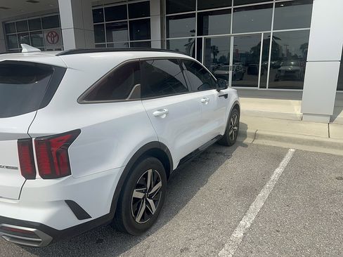 Used 2021 Kia Sorento EX w/ Panoramic Sunroof Package FWD image 3