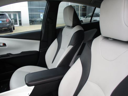 Used 2018 Toyota Prius Prime Advanced w/ Carpet Mat Package FWD image 32
