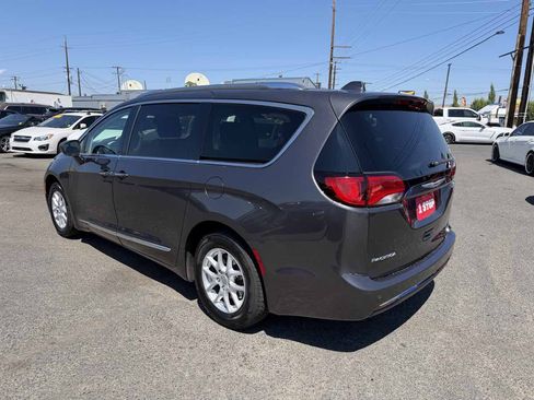 Used 2020 Chrysler Pacifica Touring-L FWD image 6