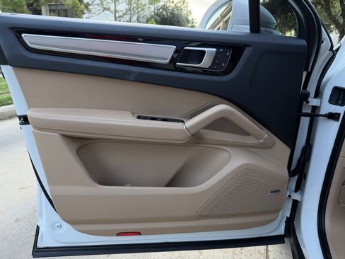 Used 2023 Porsche Cayenne image 25