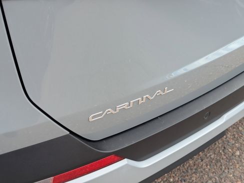 Certified 2025 Kia Carnival EX image 12