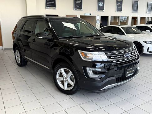 Used 2017 Ford Explorer XLT w/ Equipment Group 202A image 7