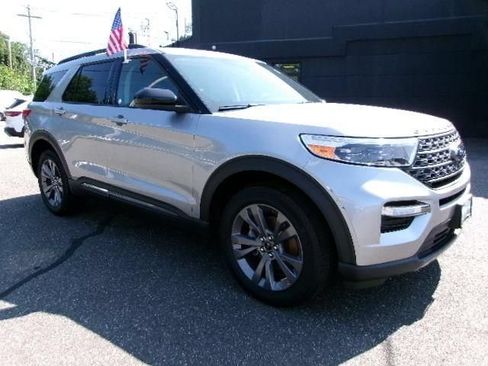Certified 2023 Ford Explorer XLT w/ Equipment Group 202A AWD/4WD image 3