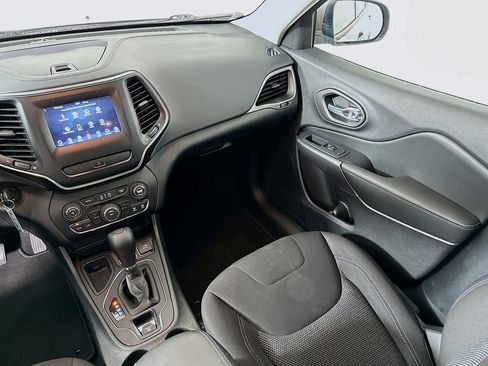 Used 2020 Jeep Cherokee Latitude FWD image 20