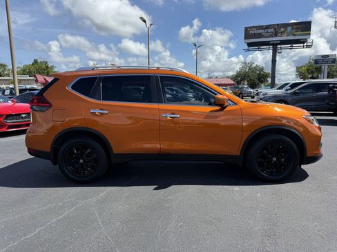 Used 2020 Nissan Rogue SV FWD image 3