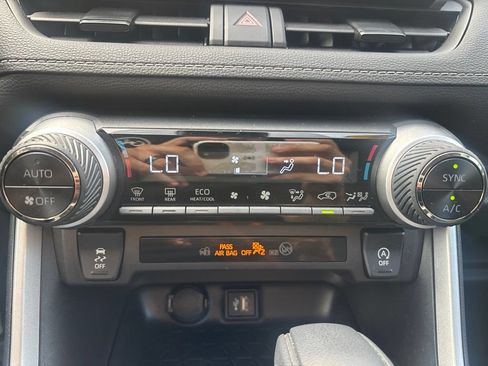 Used 2025 Toyota RAV4 XLE AWD/4WD image 22