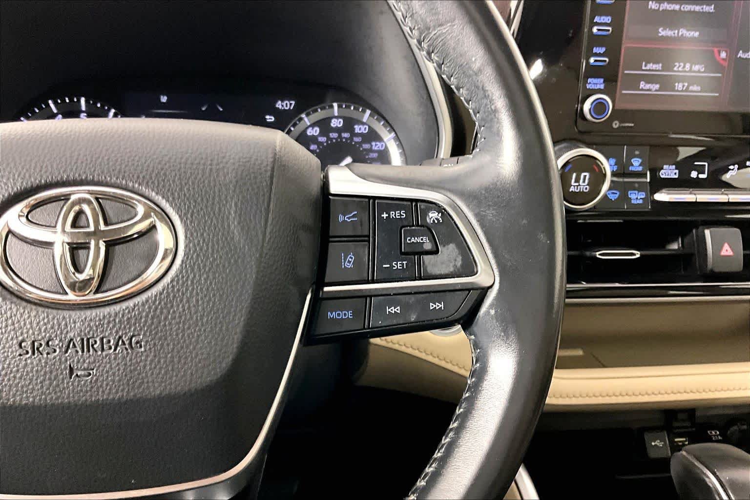 Used 2021 Toyota Highlander XLE FWD image 25