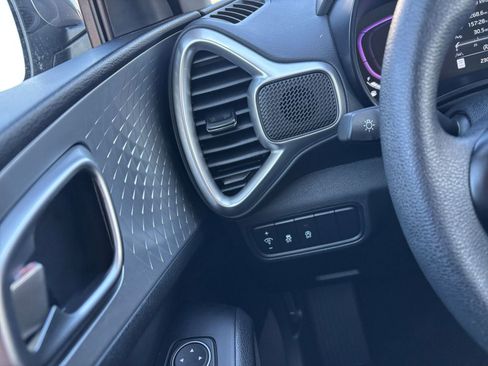 Used 2025 Kia Soul LX w/ LX Technology Package image 32