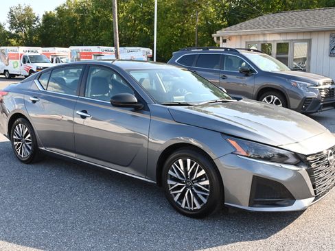 Used 2024 Nissan Altima 2.5 SV image 4