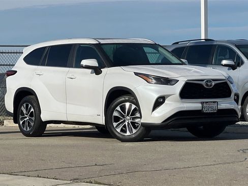 Certified 2025 Toyota Highlander XLE image 2