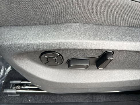 New 2025 Volkswagen Tiguan SE image 18