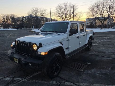 Used 2022 Jeep Gladiator Sport AWD/4WD image 3