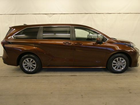 Certified 2024 Toyota Sienna LE image 4