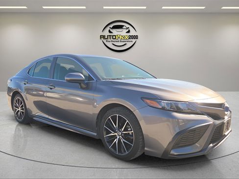 Used 2021 Toyota Camry SE image 1
