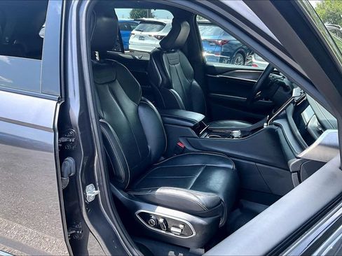 Used 2022 Jeep Grand Cherokee Overland w/ Luxury Tech Group IV AWD/4WD image 9