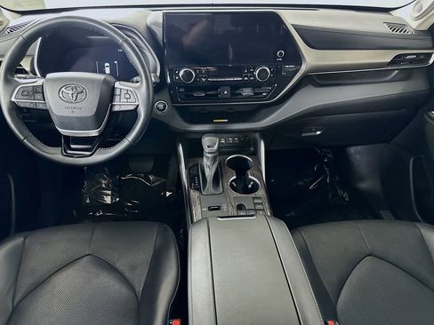 Used 2023 Toyota Highlander Limited FWD image 19