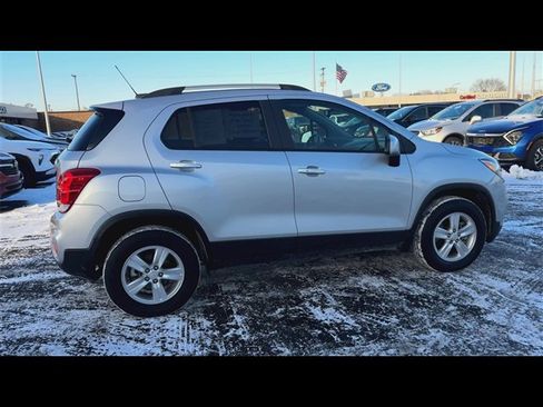 Used 2022 Chevrolet Trax LT w/ LT Convenience Package image 9