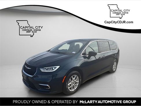 Used 2024 Chrysler Pacifica Touring-L w/ Uconnect Theater Family Group image 1