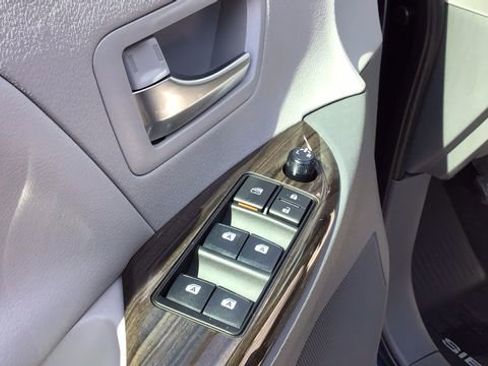 Used 2020 Toyota Sienna XLE image 18