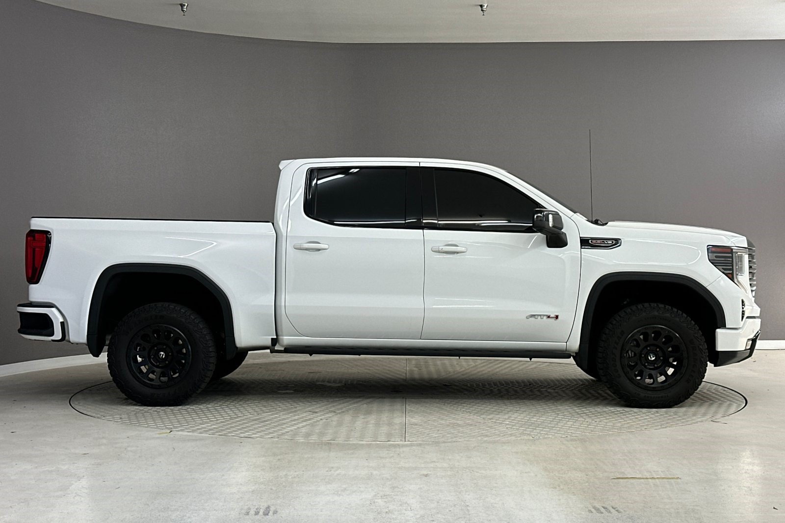 Used 2023 GMC Sierra 1500 AT4 w/ Technology Package AWD/4WD image 7