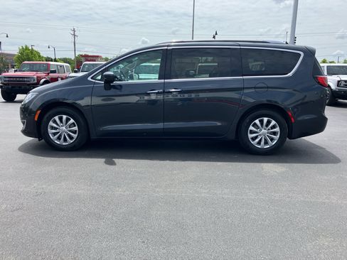 Used 2019 Chrysler Pacifica Touring-L FWD image 3
