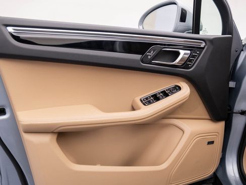Certified 2025 Porsche Macan image 14