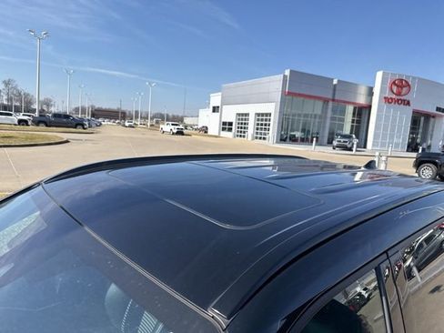 Used 2023 Toyota Highlander XSE image 3