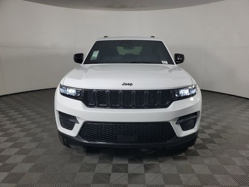 New 2025 Jeep Grand Cherokee Altitude image 9