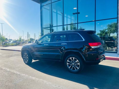 Used 2017 Jeep Grand Cherokee Overland AWD/4WD image 10