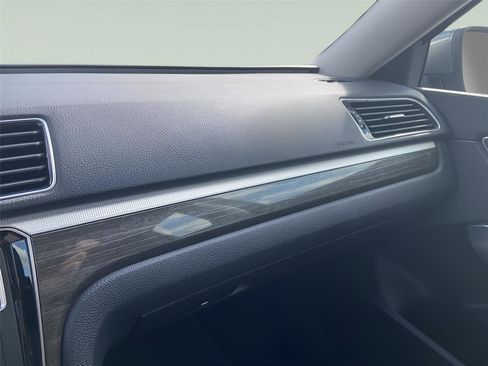 Used 2018 Volkswagen Passat 2.0T SEL Premium image 35