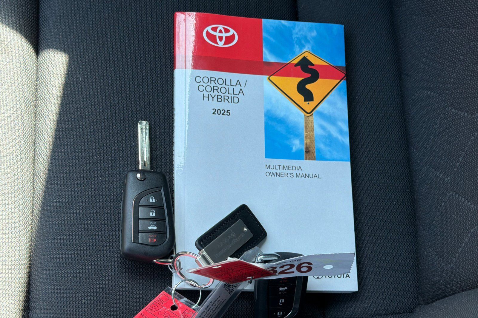 Used 2025 Toyota Corolla LE FWD image 11