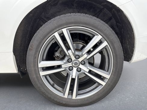 Used 2021 Volvo XC60 T5 Momentum w/ Premium Package image 13