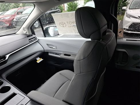 New 2025 Toyota Sienna XLE image 11