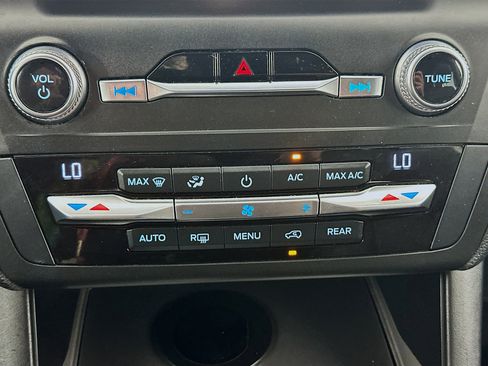 Used 2020 Ford Explorer XLT image 23