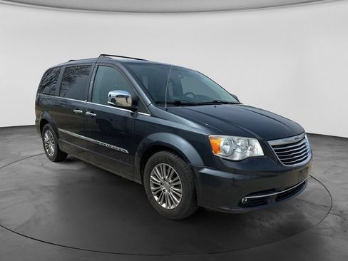 Used 2014 Chrysler Town & Country Touring-L w/ Driver Convenience Group FWD image 8