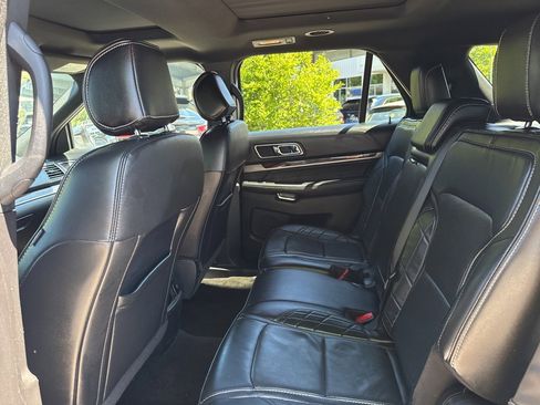 Used 2017 Ford Explorer Platinum image 24