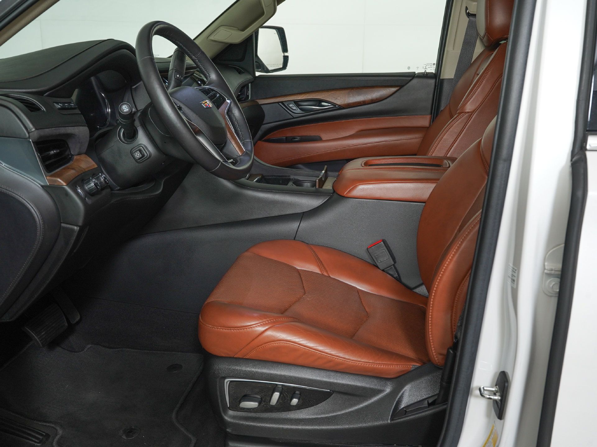 Used 2020 Cadillac Escalade Premium Luxury AWD/4WD image 16