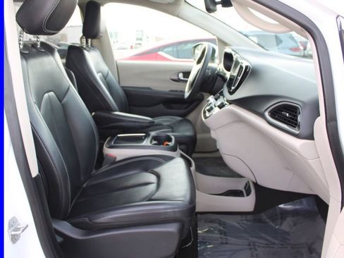 Used 2023 Chrysler Pacifica Touring-L image 18