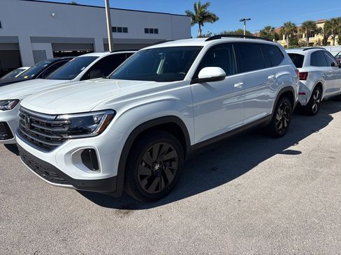 Certified 2025 Volkswagen Atlas SE w/ Black Wheel Package image 2