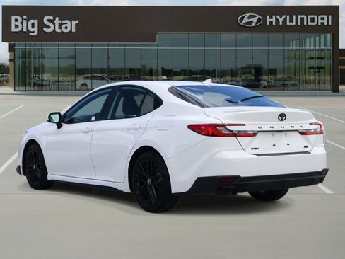 Used 2025 Toyota Camry SE FWD image 3