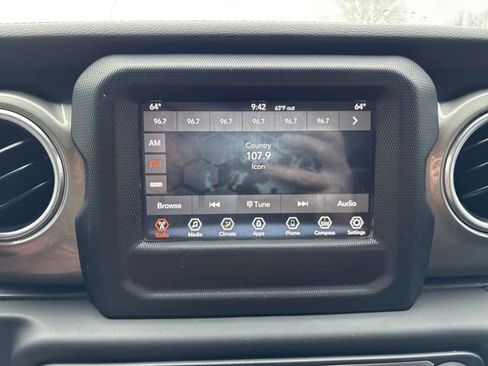 Used 2018 Jeep Wrangler Unlimited Sahara AWD/4WD image 14
