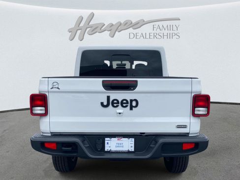 Used 2022 Jeep Gladiator Overland AWD/4WD image 4