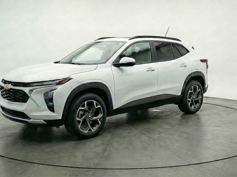 Used 2025 Chevrolet Trax LT w/ LT Convenience Package image 3