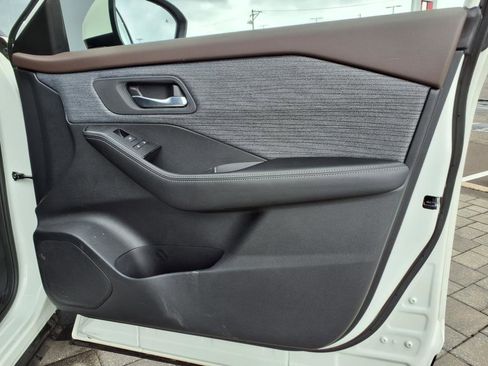 Used 2023 Nissan Rogue SV image 12