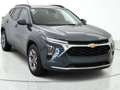 Used 2025 Chevrolet Trax LT w/ Driver Confidence Package FWD image 2